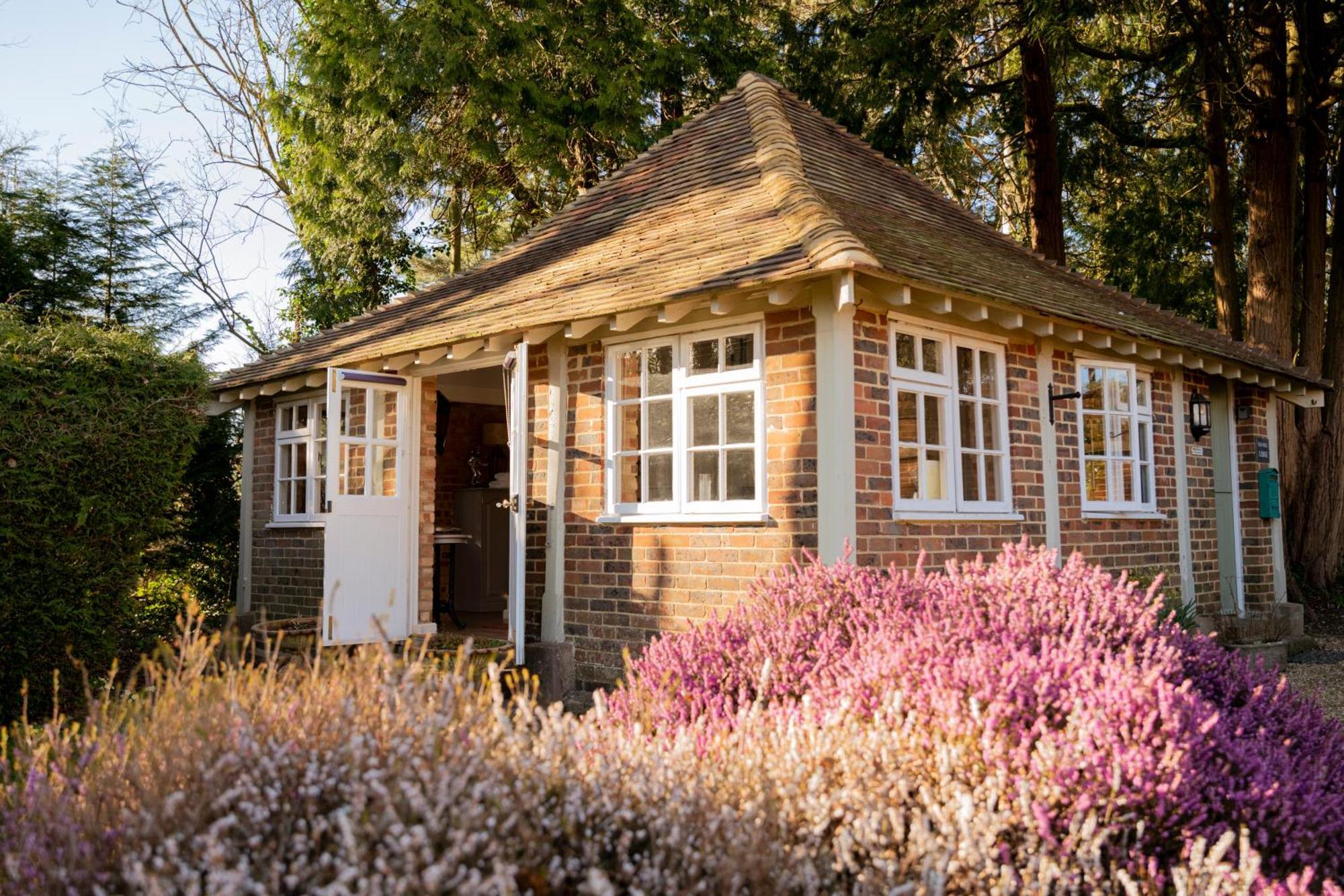 Old Mill Lodge By Huluki Sussex Stays Hurstpierpoint Dış mekan fotoğraf