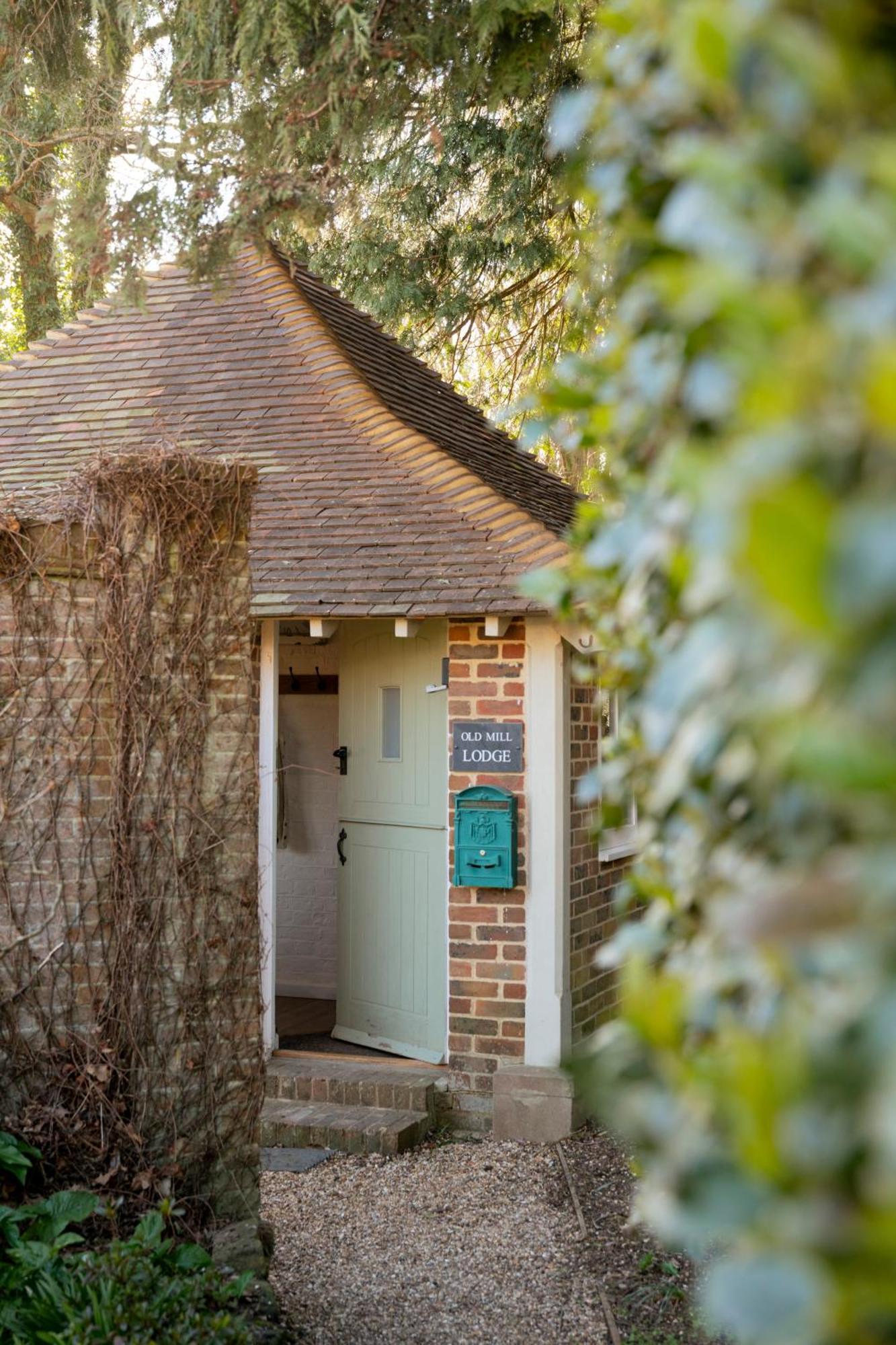 Old Mill Lodge By Huluki Sussex Stays Hurstpierpoint Dış mekan fotoğraf