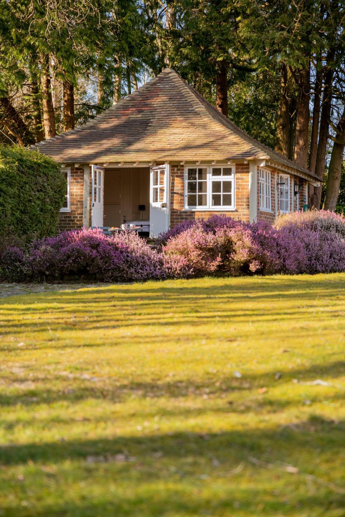 Old Mill Lodge By Huluki Sussex Stays Hurstpierpoint Dış mekan fotoğraf