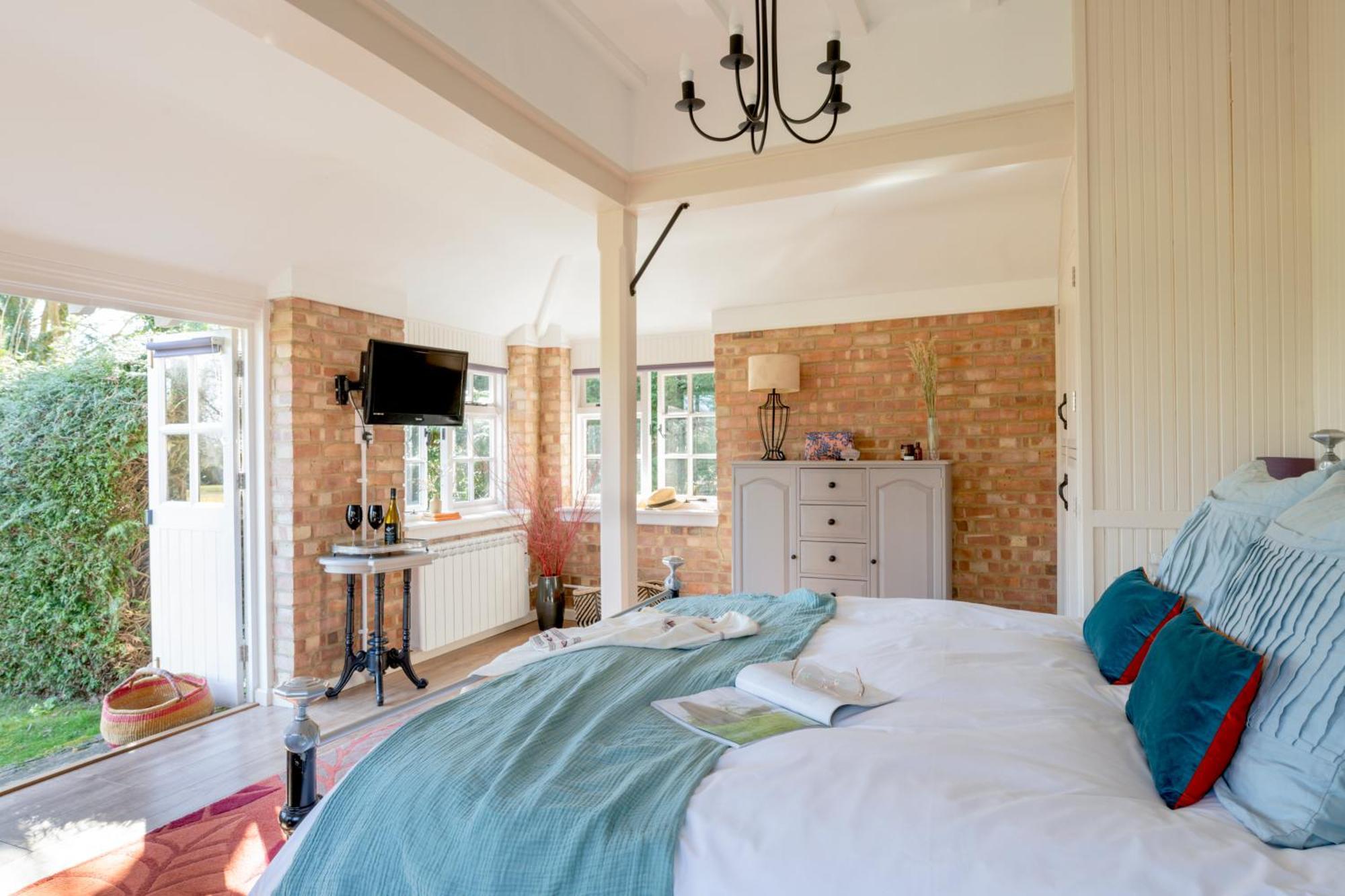 Old Mill Lodge By Huluki Sussex Stays Hurstpierpoint Dış mekan fotoğraf