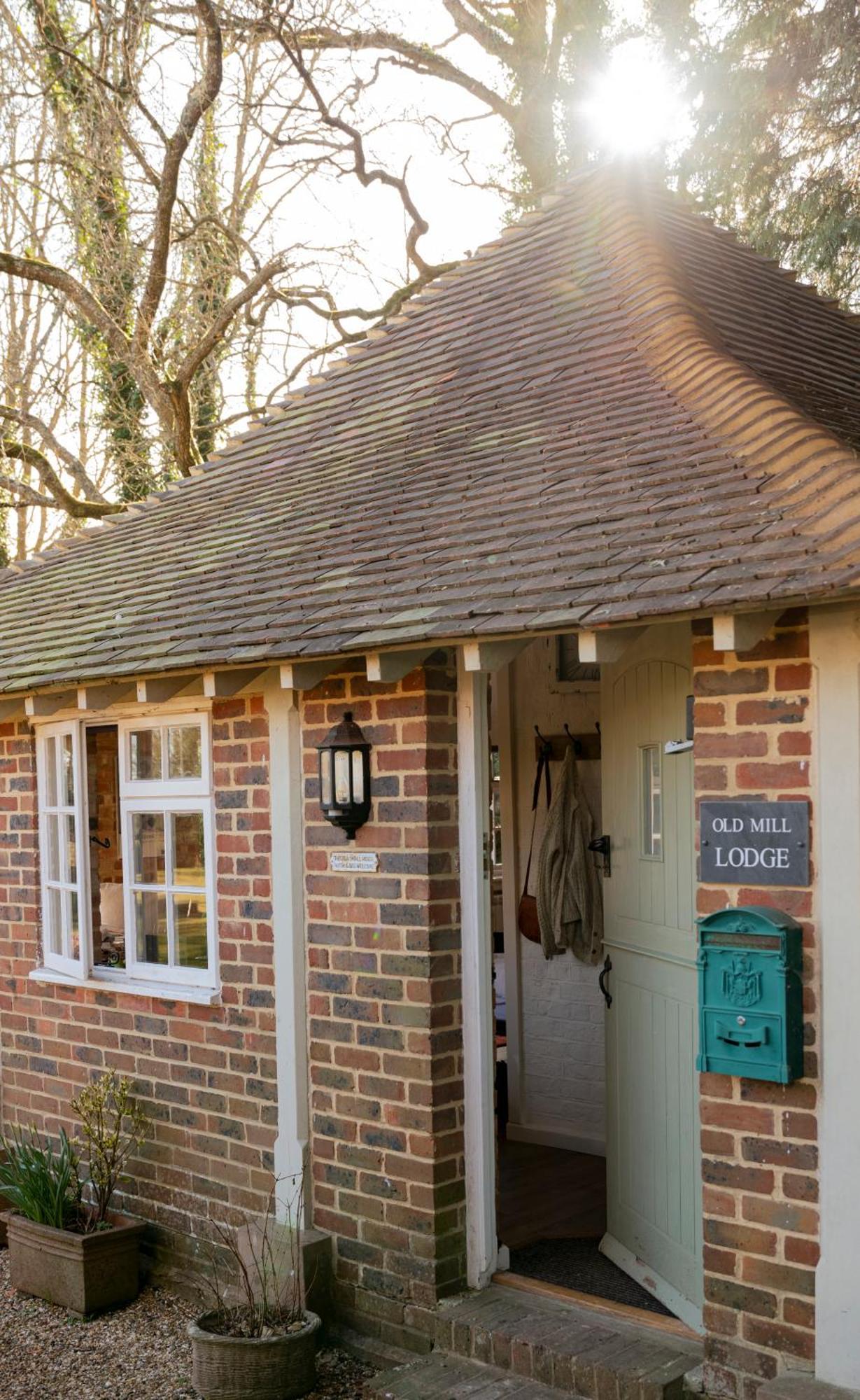 Old Mill Lodge By Huluki Sussex Stays Hurstpierpoint Dış mekan fotoğraf